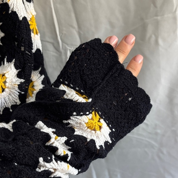 Haute hippie poncho Black Crochet Sweater with Daisy Pattern - Picture 3 of 6
